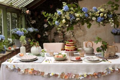 Blumen sollten auf jeder sommerlichen Tafel stehen. Noch schöner ist es, wenn sie auch das Geschirr zieren. Das Blumen nicht echt sein müssen, um dekorativ auszusehen, beweist die niedliche Blumengirlande von Meri Meri aus der Kooperation mit Liberty.