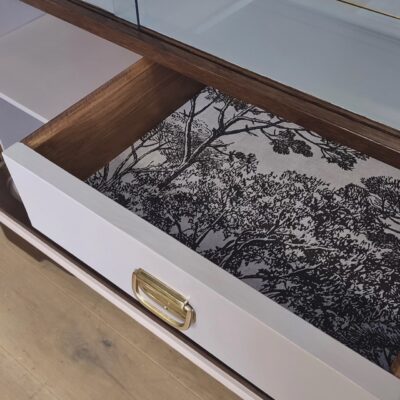 Es ist eine süße Idee, das Innenleben der Schubladen zu tapezieren. So birgt jeder Stauraum auch gleichzeitig ein kleines Geheimnis, von Miss Pompadour.