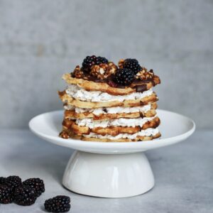 Mit der Bio-Waffel- und Pfannkuchenmischung gelingt die köstliche Waffeltorte garantiert. Einfach zwischen die Waffeln fest geschlagene Sahne mit Vanillezucker streichen. Die obere Waffel mit einer Schokoladenglasur, Beeren und Wallnüssen garnieren. Schmeckt lecker mit Karamell-Soße oder Ahornsirup, von Nicolas Vahé.