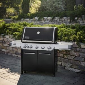 Der Grill „Summit“ von Weber hat viele Funktionen zu bieten und Gäste lassen sich auf höchstem Niveau bewirten. So schafft man es mit dem Oberhitze-Infrarot-Brenner bei Steaks eine karamellisierte Kruste mit saftigem Kern entstehen zu lassen. Hilfreich ist auch der integrierte Grillspieß.