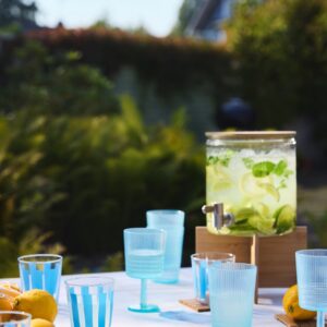 Frische Limonade schmeckt oft besser als jeder Cocktail. Auch einfaches Wasser mit Zitronen und Minze ist die ideale Erfrischung für einen heißen Sommertag. Stilvoll präsentiert wird das Getränk in dem Gefäß mit Zapfhahn aus Bambus und Glas aus der Serie „365+“ von Ikea.