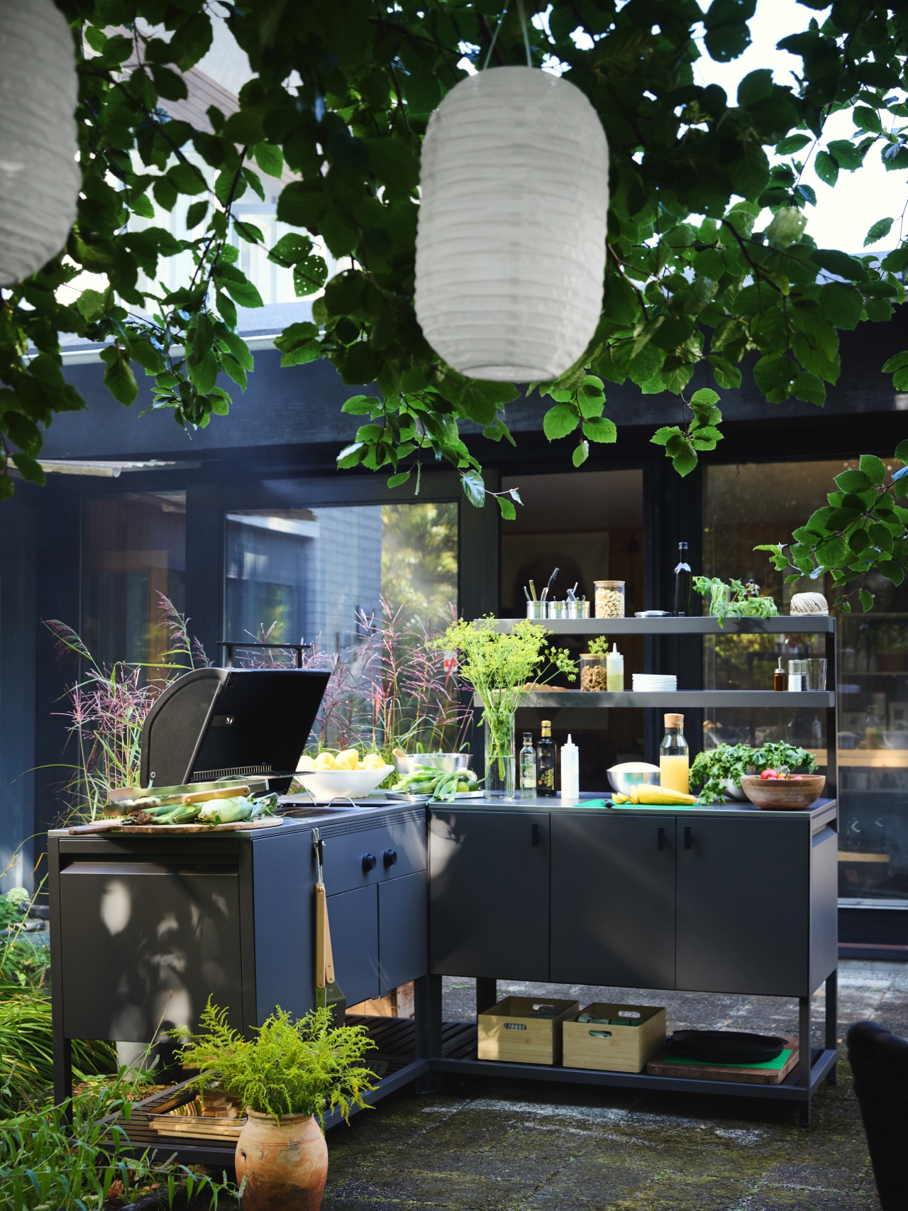 Kompakt und stylish ist die Outdoor-Küche „Båtskär“ von Ikea. Für das Modell mit Modulen gibt es offenen und geschlossenen Stauraum. Durch das schlanke Design passt die Außenküche auf wenige Quadratmeter. | KÜCHEN JOURNAL Kompakt und stylish ist die Outdoor-Küche „Båtskär“ von Ikea. Für das Modell mit Modulen gibt es offenen und geschlossenen Stauraum. Durch das schlanke Design passt die Außenküche auf wenige Quadratmeter.