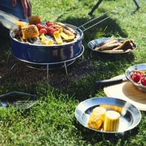 Grillen bedeutet meistens gute Laune und leckeres Essen. Dieser kleine Holzkohlegrill „Stranddön“ mit Tragegriff ist leicht und praktisch zum Mitnehmen. Das integrierte Schneidebrett liegt auf dem Deckel und eignet sich super für die Zubereitung und das Servieren von Speisen. Lässt sich zusammenklappen und benötigt kaum Platz bei Transport und Lagerung, von Ikea.