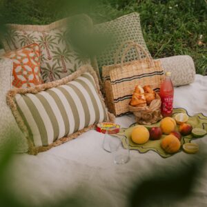Für ein elegantes Essen im Park kann das Drumherum ruhig etwas schicker sein. Die hochwertigen Kissen von Palais sind da eine echte Bereicherung. Verschiedene Farben und Stoffe lassen sich toll miteinander kombinieren.