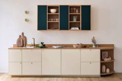 Bei der Küche im skandinavischen Stil wurde die Rundung ganz funktional ver-wendet. Denn geht man auf die Küchenzeile zu, kann man sich an der organischen Form nicht stoßen. Aufgegriffen wird die runde Form nochmal bei den dezenten Griffen und den Wandlampen. Sehr stimmig! Die Küche ist von Plum Living.