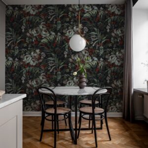 Üppige Blumen machen die Tapete „Dazzling Foliage“ zum Hingucker. Die Farbvariante „Lush“ hat eine geheimnisvolle Ausstrahlung, von Rebell Walls.
