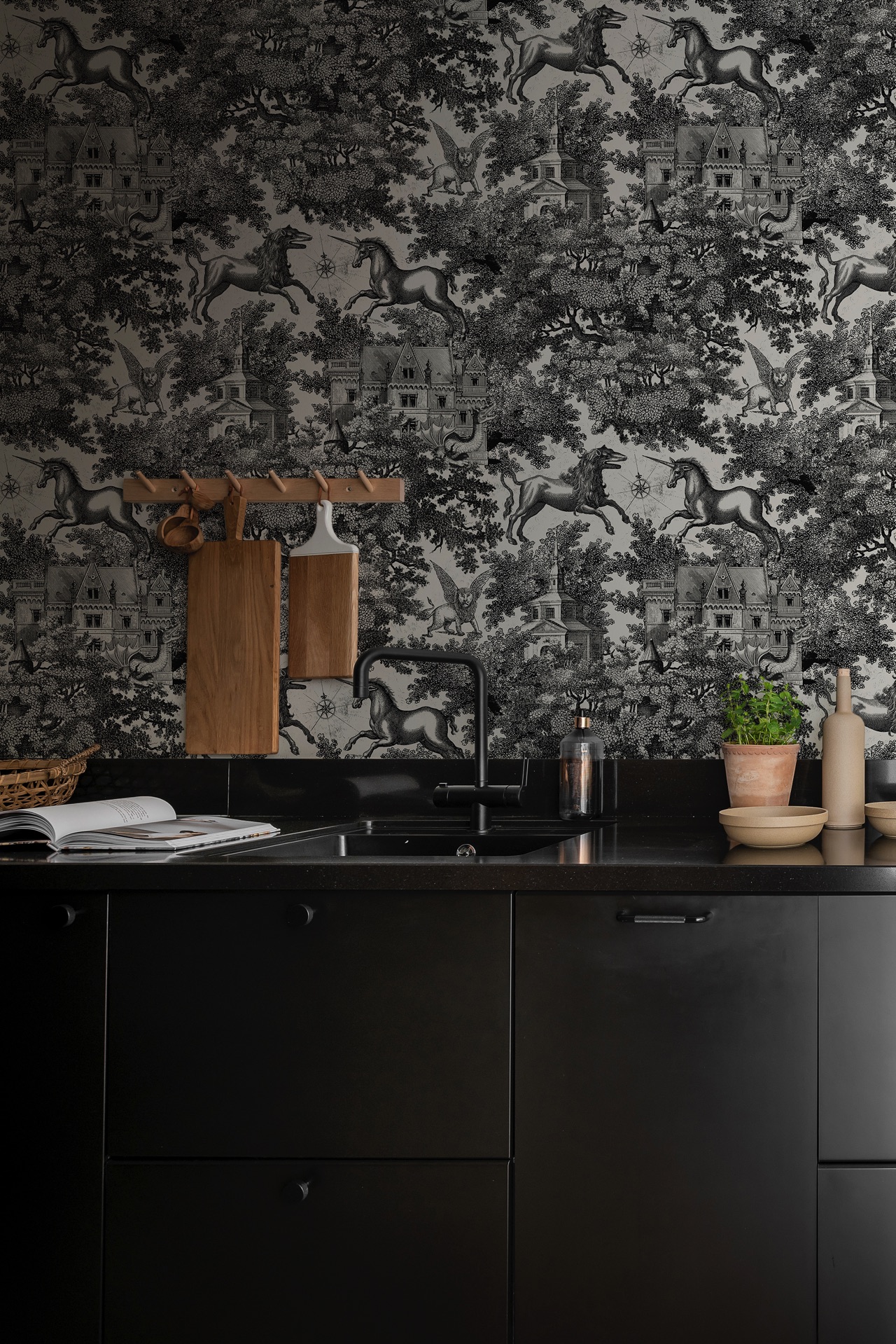 In Graphite und Weiß präsentiert sich der Look „Fairy Tale Castle“ von Rebel Walls. Das wirkt einerseits schlicht, andererseits ist die Optik wirklich märchenhaft, denn ein Schloss schwebt in den Bäumen, Einhörner und andere Fabelwesen sind ebenfalls zu finden. Sieht toll aus zu einem sehr puristischen Stil als verspielter Kontrast. 