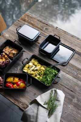 In den Emaille-Behältern lassen sich Gerichte stilvoll präsentieren und auch transportieren. Es gibt sie in unterschiedlichen Größen. Die Back- und Servierformen sind von Riess.