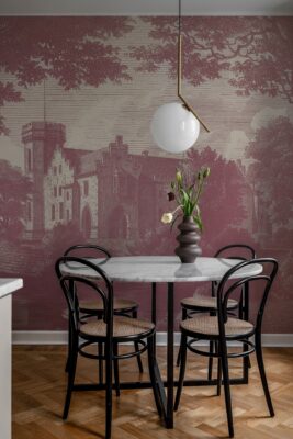 Eine märchenhafte Kulisse in zartem „Dusty Pink“, das ist der Ausblick, wenn man gemütlich am Esstisch sitzt. Das Motiv „Swan Pond“ aus der Serie „Vintage Brocade“ besticht durch ein großflächiges Muster, das edel wirkt und zum Träumen verführt. Das Design vergrößert den Raum optisch, von Rebel Walls.