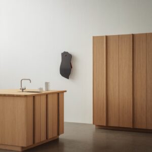 Die Küche „Column“ präsentiert ein wirklich ausgefallenes Design. Glatte Flächen werden durch runde Stäbe akzentuiert. Die Wahl von Natureiche als Material mutet modern und kuschelig zugleich an, von Reform.