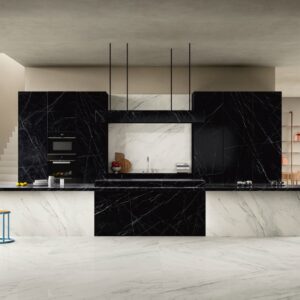 Ein Mix mit “Wow”-Effekt wurde mit den Materialien von Sapienstone gestaltet. Schwarz und Weiß bilden einen starken Kontrast, einheitlich ist die Marmor-Anmutung. Das wirkt elegant und monumental. Ideal sind solche Möbel eher für sehr große Räume mit hohen Decken. 