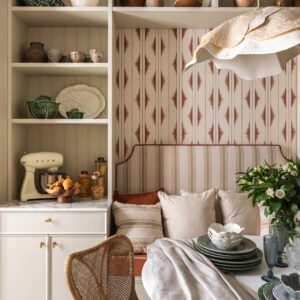 Das geometrische Muster zeigt sich im Boho-Look. Es hat ein Design mit Wiedererkennungswert, das ist klasse als Eyecatcher hinter dem Esstisch, von Sapienstone.