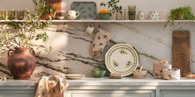 Der Einrichtungsstil wurde in der Küche auf Olivenbäume ausgerichtet. Die typischen Blätter zieren Stoffe und Geschirr, von Sophie Allport. Klasse sieht es aus, Olivenzweige in einen rustikalen Tontopf zu stellen. Das ersetzt den frischen Blumenstrauß.