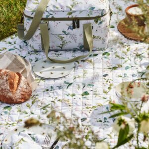 Die dekorative Decke aus der Linie „White Floral“ passt sich mit dem tollen Wildblumen-Design gut in eine natürliche Umgebung ein. Passend dazu gibt es die Kühlboxen. Alles von Sophie Allport.