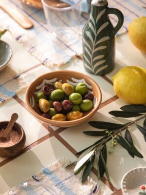 Oliven gibt es in den unterschiedlichsten Ausführungen, zum Beispiel mit Mandeln oder Knoblauch. Sie schmecken am besten zu Brot. Accessoires im südlichen Uraubslook findet man bei von Søstrene Grene. 
