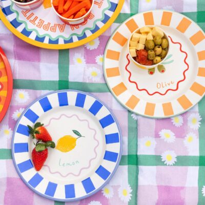 Die Emaille-Teller machen Lust auf Sommer und lassen sich beliebig mixen. Sie sind auch gut geeignet für einen Ausflug mit Kindern, von Talking Tables.