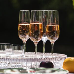 Ein Aperitif, um das abendliche Dinner einzuläuten, das fühlt sich an wie im Hotel. Die schlichten Gläser sind aus der Linie „Rose Garden“ von Villeroy & Boch. Zu kaufen im 4er-Set, ca. 48 Euro.