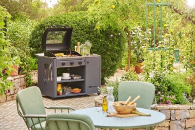 Es muss nicht immer eine riesige Außenküche sein. Der Grill mit großer Ablagefläche ist völlig ausreichend. Hier lassen sich einige Leckereien herstellen. Von Sahara, zu kaufen über Dobbies Garden Centres.