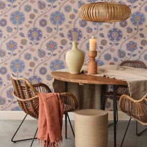 Der moderne Landhauslook feiert sein Comeback mit Blüten, filigrane Ranken und zarten Farben. Schön ist die Kombi von skandinavischem Blau und Beige. Das bringt Behaglichkeit und Nostalgie in das Zuhause, von Eijffinger.