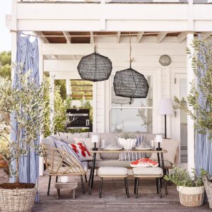Wer nicht an die Südküste Englands reist oder auf die Hamptons in den USA, kann sich das entsprechende Flair nach Hause holen. Dabei helfen die Accessoires im Küstenstil von George Home. Toll für den Beach-Look sind die Vorhänge, die an einem Seil aufgehangen werden. Sie sind prima, um sich vor Wind zu schützen.