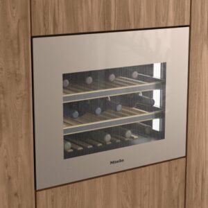 Beim Weinkühler in „Pearlbeige“ von Miele schafft es der „Active AirClean-Filter“, Gerüche im Kühlraum zu minimieren. Dank der UV-Filter Glasfront bleibt der Wein jederzeit vor Licht geschützt. Große Weinflaschen haben Platz im Gerät. Das liegt an einem flexiblen Rahmen im Inneren.