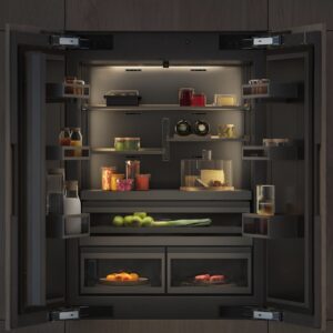 Sehr elegant sieht der breite Kühl- und Gefrierschrank aus. Hersteller Gaggenau ist es gelungen, Design und Funktion ideal miteinander zu verbinden. Ein echtes „Master Piece“ im Bereich der Luxuskühlschränke.   
