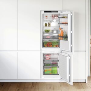 „VitaFresh XXL“ – mit dieser Funktion hält die große Einbau-Kühl-Gefrierkombination von Bosch Lebensmittel schön. „No Frost“ sorgt dafür, dass der Eisschrank nie abgetaut werden muss. Eine konstante Temperatur im Kühlbereich erreicht das Gerät mit der Ausstattung „Eco Airflow“. Kühl- und Gefrierschrank sind mit zwei Kühlkreisläufen getrennt steuerbar, von Bosch.