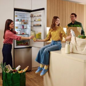 Die ganze Familie räumt gemeinsam den Kühlschrank ein, das sieht in der Realität oft anders aus. Doch egal, wer das Gerät befüllt, es sollte sinnvoll und übersichtlich bestückt werden, damit der Inhalt lange frisch bleibt. Die Kühl-Gefrierkombination „BigVolume“ hat 413 Liter Fassungsvermögen und gehört zu den größten in der Klasse der 60 Zentimeter breiten Geräte. Die Bildung von Eis und Reif wird durch die Funktion „TotalNoFrost“ verhindert. „AdaptTech“ heißt das Feature, das Ge-wohnheiten, wie das Öffnen der Kühlschranktür, erkennt und dann bewusst die Temperatur steuert, von Gorenje.
