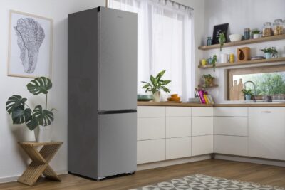Bei Gorenje gibt es unter anderem die „FastFreeze“-Funktion. Sie friert die Le-bensmittel bei -24 Grad ein, um die meisten Mineralien in den Lebensmitteln zu er-halten. Nach etwa zwei Tagen wird die Funktion automatisch ausgeschaltet und die Gefrierfachtemperatur kehrt zur ursprünglichen Einstellung zurück.