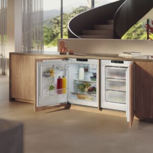 Die Kombi von Miele hat XL-Volumen. Darin kann alles professionell untergebracht werden, auch dank der Frische Funktion „PerfectFresh Pro“. Die Temperatur verteilt sich gleichmäßig im Gerät.