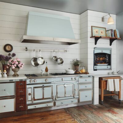 Der großzügige Ofen strahlt in Weiß. Er besticht mit einem richtig großen Kochfeld und geräumigem Ofenraum. Da lassen sich viele Gäste und eine große Familie bewirten. Noch dazu begeistert die Landhaus-Optik und macht das Gerät zum absoluten Blickfang in der Küche.