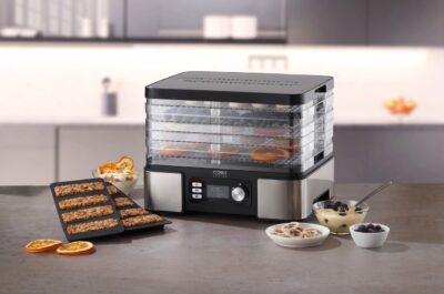 Schick präsentiert sich der Edelstahl-Dörrautomat von Caso. Er eignet sich perfekt zum Trocknen und Haltbarmachen von Äpfeln oder Mangos. So kann man Obst und Gemüse auch außerhalb der Saison genießen. Darin gelingen auch Müsliriegel, Granola oder Tee.