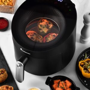 Die Heißluftfritteuse „Rocket Cyclone 500“ von Master Pro hat ein platzsparendes rundes Design. Das Gerät ist leicht zu bedienen dank der intuitiven Touch-Oberfläche mit acht voreingestellten Programmen. Zusätzlich können individuelle Programme eingestellt werden. Die Wärme wird gleichmäßig und intensiv im ge-samten Garraum verteilt. Das liegt am leistungsstarken Heizelement in Kombi mit dem Hochgeschwindigkeits-Lüfter. So bleibt das Gargut außen knusprig und wird innen zart.