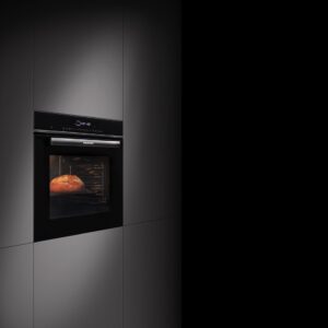 Der Einbaubackofen „5B50P8690“ von Blaupunkt ist Teil der „Dark-Steel“-Serie mit Schwarzglas und weißem Display. Erwähnenswert ist die Ausstattung mit einer Pyrolyse- und Air-Fry-Funktion. Die Pyrolyse-Technik sorgt dafür, dass der Backofen sich selbst reinigt.