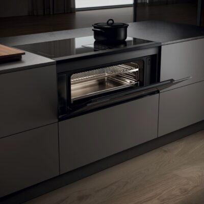 So dekorativ präsentiert sich das Kochfeld mit Abzug plus Ofen „Lhov“ von Elica. Alles ist zu einer Einheit verschmolzen. Technisch hat das Gerät höchste Qualität. Das Kochen wird damit zu einem wirklichen Erlebnis.