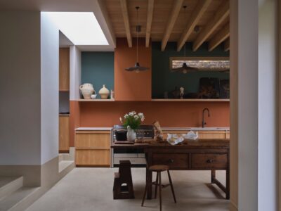 Farbton „Douter“ von Farrow & Ball hat etwas geheimnisvolles. Und dabei ist der dunkle Ton ein Produkt der Liebe. Denn er verbindet zwei beliebte Farben der Marke miteinander, einen Blau- und einen Grünton. Bei wenig Licht hat „Douter“ eine grauere Anmutung, sonst entfaltet sich sein Grün noch mehr. Dazu bildet „Marmelo“ einen gelungenen Kontrast. Es ist warm und wirkt auf Schränken und Küchenfronten ebenso bezaubernd wie an der Wand.