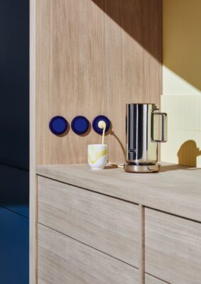 Die Kollektion von Hager macht Steckdosen zu wahren Design-Objekten. Dabei setzt sie auf eine innovative, matte Farbgestaltung. Der blaue Akzent findet sich auch bei den Küchenfronten wieder, die aber nicht für die gesamte Küche verwendet werden, sondern im Zusammenspiel mit hellen Holzfronten. Das mutet sehr skandinavisch an.