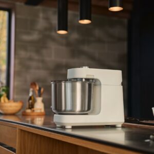 Ooni hat das Sortiment um einen Spiral Mixer, den „Halo Pro“ erweitert. Er hat ein sehr modernes Design und ist robust verarbeitet. Durch die besondere Spiraltechnologie rotiert sowohl die Schüssel als auch der Spiralhaken. So werden die Zutaten besonders sanft geknetet und gemischt. Das Ergebnis sind Pizza-, Brot-, Kuchen- und Plätzchenteig auf Profi-Niveau.