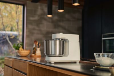 Ooni hat das Sortiment um einen Spiral Mixer, den „Halo Pro“ erweitert. Er hat ein sehr modernes Design und ist robust verarbeitet. Durch die besondere Spiraltechnologie rotiert sowohl die Schüssel als auch der Spiralhaken. So werden die Zutaten besonders sanft geknetet und gemischt. Das Ergebnis sind Pizza-, Brot-, Kuchen- und Plätzchenteig auf Profi-Niveau.