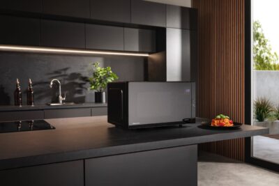 Schnelles Auftauen und Erwärmen, dafür ist eine Mikrowelle sehr hilfreich. Das Modell von Hisense hat sechs Automatik-Programme. Durch eine moderne Inverter-Technologie erzielt das energiesparende Gerät eine konstante Leistung und gleichmäßige Temperaturen.