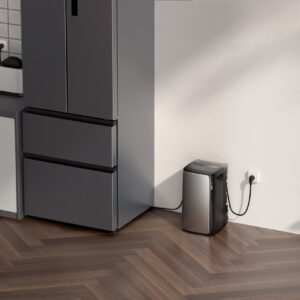 Durch den Solareingang hilft das „EcoFlow Stream Ultra“ Gerät, Stromkosten zu sparen. Das Balkonkraftwerk ist auch bei Ikea zu kaufen. So können die Geräte in der Küche teilweise mit selbst generiertem Strom versorgt werden. Das Mini-Kraftwerk erkennt in Echtzeit, wie viel Solarstrom von welchem Gerät gebraucht wird und verteilt die Energie entsprechend. Super für die Küche.