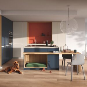 In dieser Küche findet wirklich jeder seinen Platz! Die Farben sind ganz punktuell eingesetzt, vor allem die orangefarbene Rückwand an der Spüle. Damit schafft man einen tollen Eyecatcher. Die blaue Küche ist zwar farbig, aber dezent. Von Küche & Co.