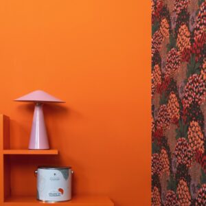 Wand und Regal gehen gekonnt ineinander über und sind in dem sonnigen Orange nicht zu übersehen. Die Farbe heißt „Mandarine“. Perfekt dazu harmoniert die Vliestapete „Pamela“. Alles von Miss Pompadour.