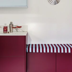 ast ein bisschen nostalgisch sehen das Hellblau „Ciel Voilé“ und das Granatrot „Grenat“ gemeinsam aus. Hübsch ist, dass sich das Blau zum Beispiel nochmal auf der Sitzbank wiederholt. Alles von Plum Living.