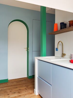 Eine super frische Verbindung ist das satte Hellgrün „Leaf“ in Verbindung mit dem pastelligen Blau „Ciel voilé“. Süße Idee. Bei dieser Küche wurden Ikea-Schränke verwendet und mit Fronten von Plum Living aufgewertet. Details in Neonfarben dazu kombinieren.