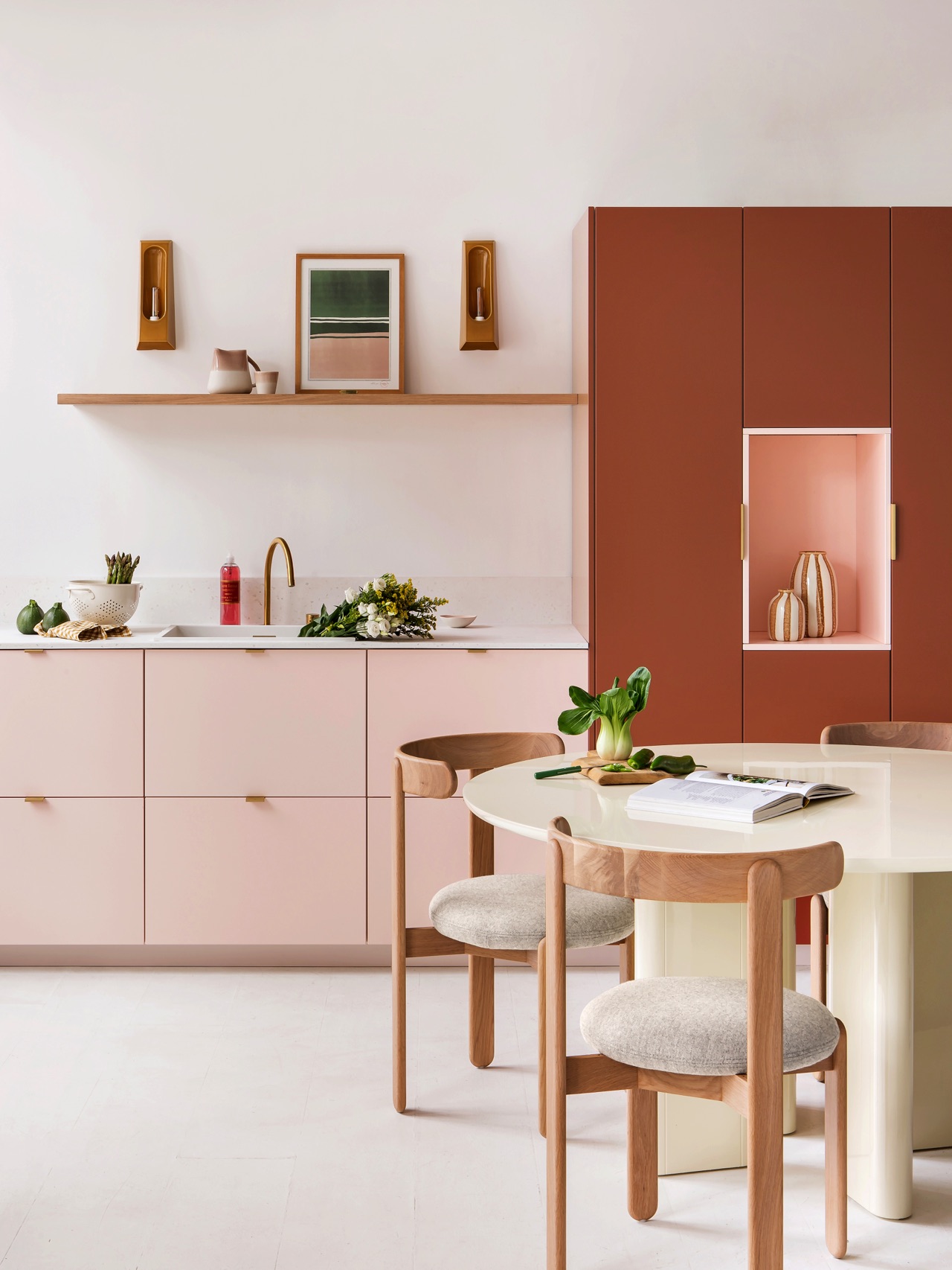 Rosa und Rostbraun „Argile“ liefern beide Wärme an die Küche und machen sich zusammen richtig gut. Super schön sind die Goldakzente dazu und das Eichenholz. Alles Plum Living. | KÜCHEN JOURNAL Rosa und Rostbraun „Argile“ liefern beide Wärme an die Küche und machen sich zusammen richtig gut. Super schön sind die Goldakzente dazu und das Eichenholz. Alles Plum Living.