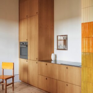 Gelb und Grün kommt optisch fast wie natürliches Holz daher. Das ist eine dezente Farbwahl und Verbindung für alle, die es eher zurückhaltend mögen. Weiß bringt Frische rein. Küche „Basis“ in „Natural Oak“ von Reform.