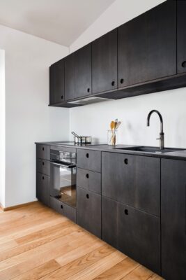 Die Kollektion „Basis“ ist inspiriert von den skandinavischen Architekturküchen der 1960er Jahre, aber konzipiert für die Ansprüche der heutigen Zeit. Das Herzstück ist der runde Griff, von Reform im Farbton „Räuchereiche“.