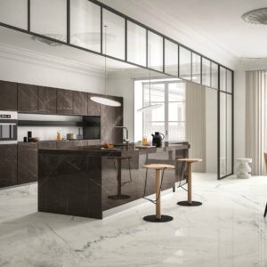 Die Proportionen und die Oberflächen machen die Küche „Musa“ von Scavolini aus. Da es sich um ein modulares System handelt, ist die Planung super flexibel. Die Kombi aus Rillen und glatten Oberflächen wirkt lebendig.