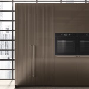 Die Proportionen und die Oberflächen machen die Küche „Musa“ von Scavolini aus. Da es sich um ein modulares System handelt, ist die Planung super flexibel. Die Kombi aus Rillen und glatten Oberflächen wirkt lebendig.